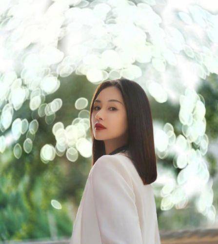 吴永恩探班王子文,贴心的为她撑着伞,紧紧盯着女友很是深情_照片_网友