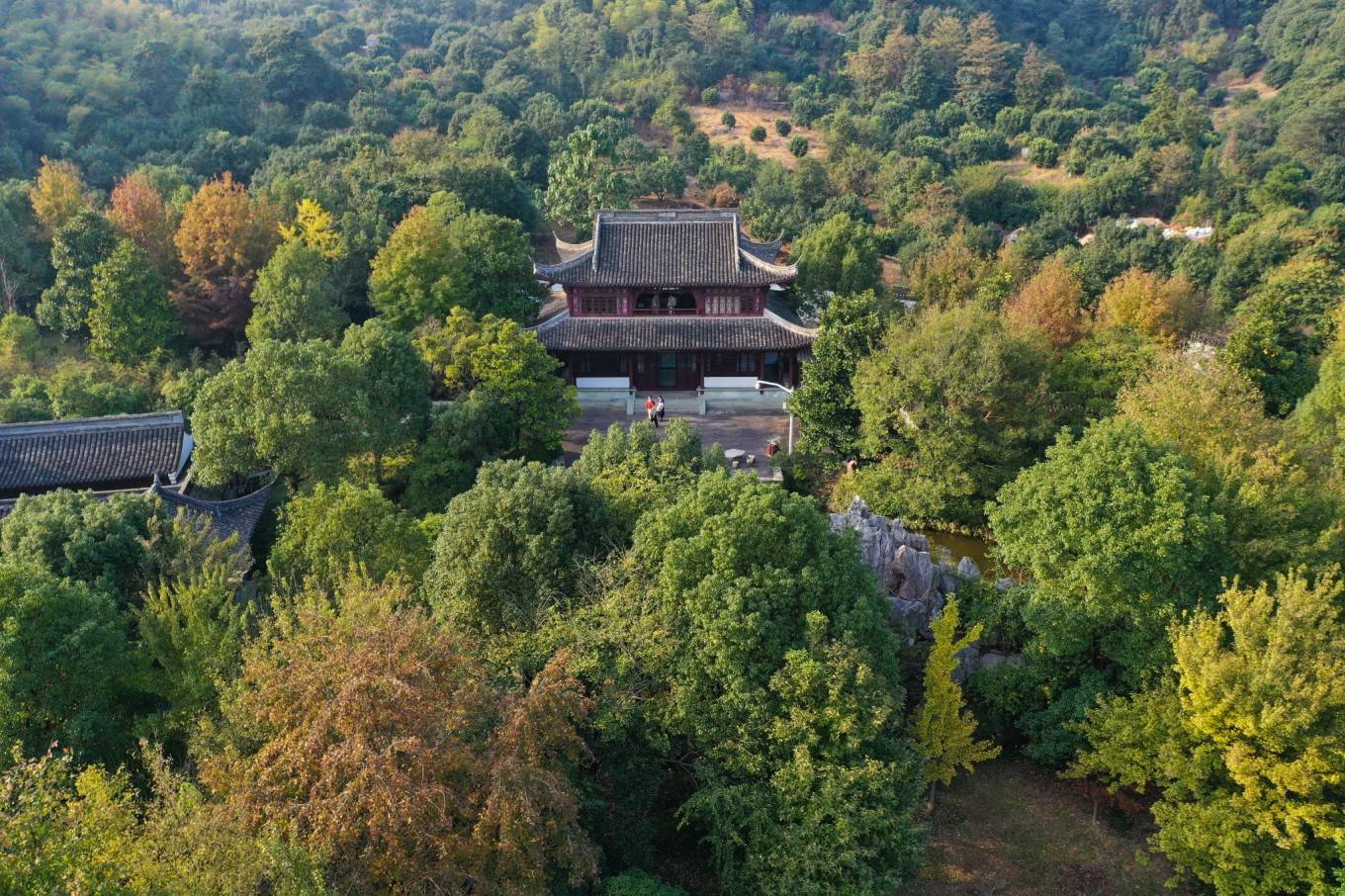 英台故里祝家庄景区位于 上虞 市中部丰惠镇 西北 ,距 上虞 市区9公里