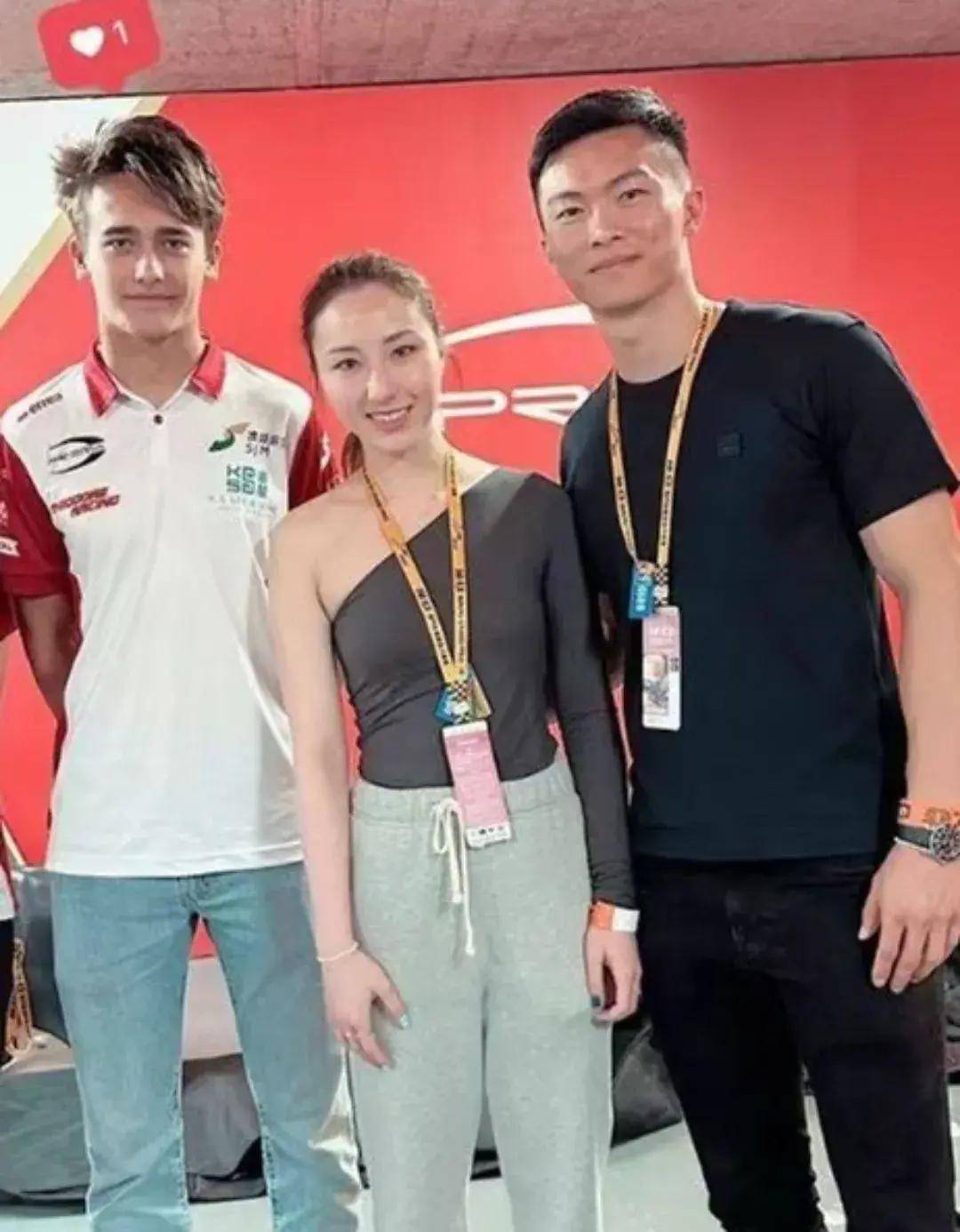 穿着朴素,也没买奢侈品包装未婚夫_何超莲_生活_男人