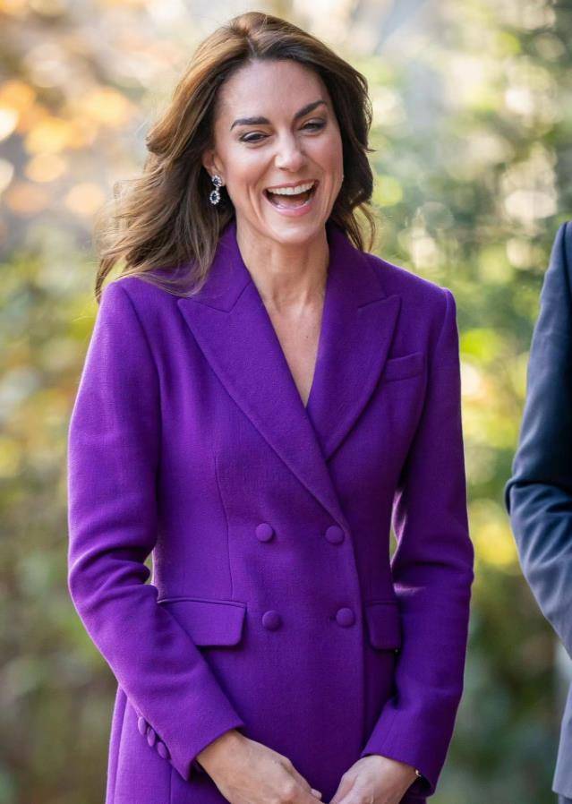 凯特王妃新亮相把自己穿成茄子?全身紫色太大胆,踩高跟脚背吓人