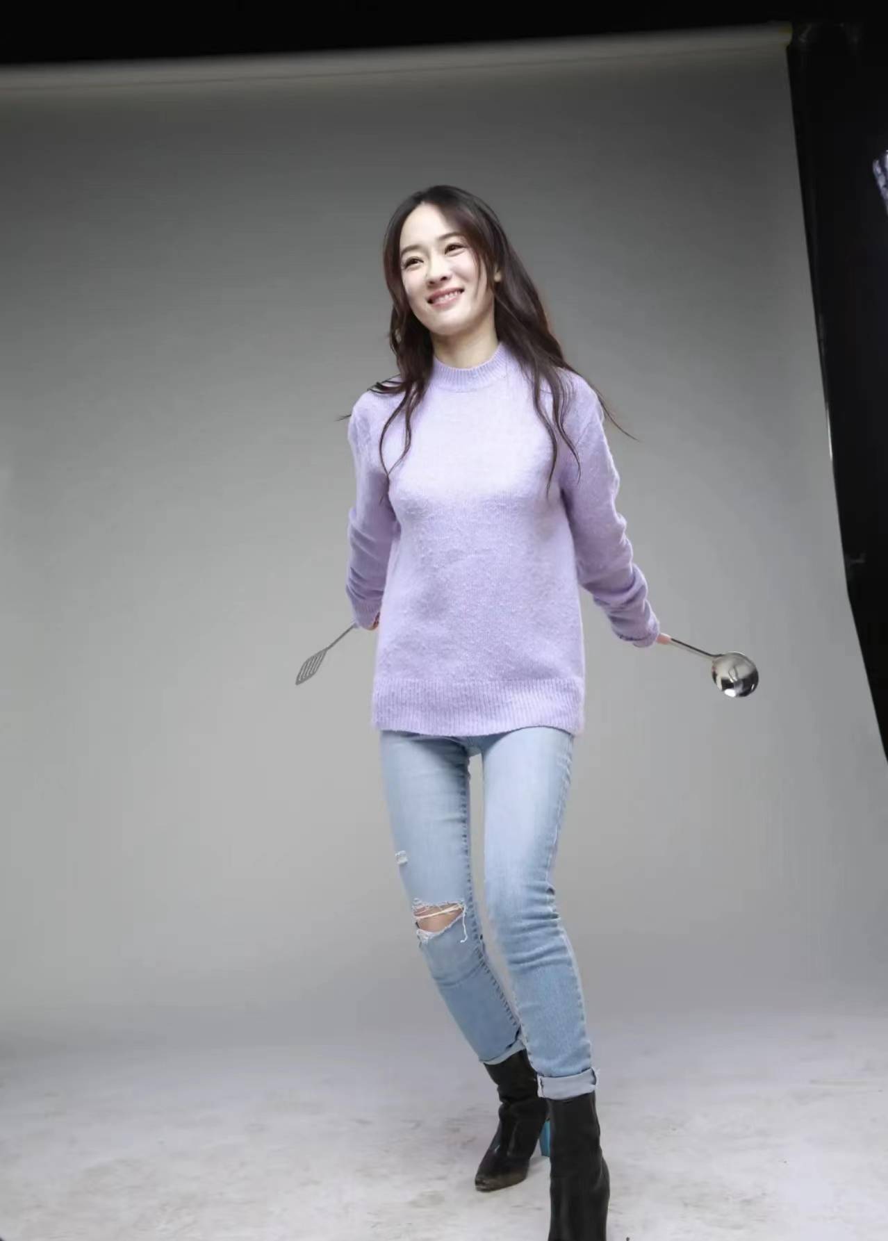 霍思燕的工作照,瘦了穿紧身裤腿真细长,就是毛衣磨起球好寒酸!