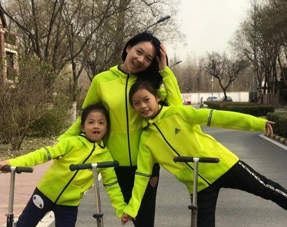 她是著名美女主持人,嫁给神秘老公生下三个孩子,50岁宛如少女_周群