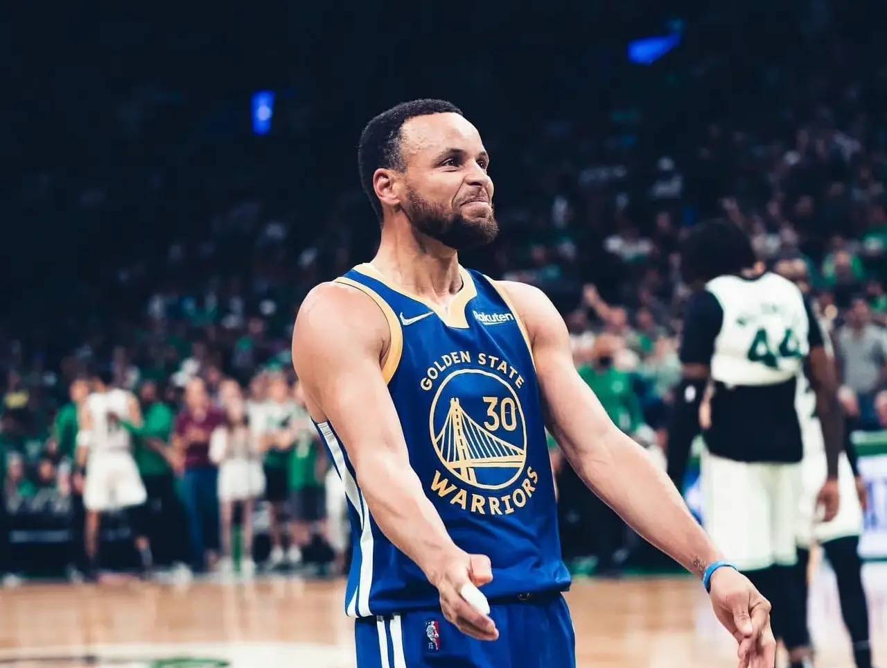 NBA:勇士队121比116战胜火箭队,球员表现一览,库里32分,克莱20分,保罗12_比赛