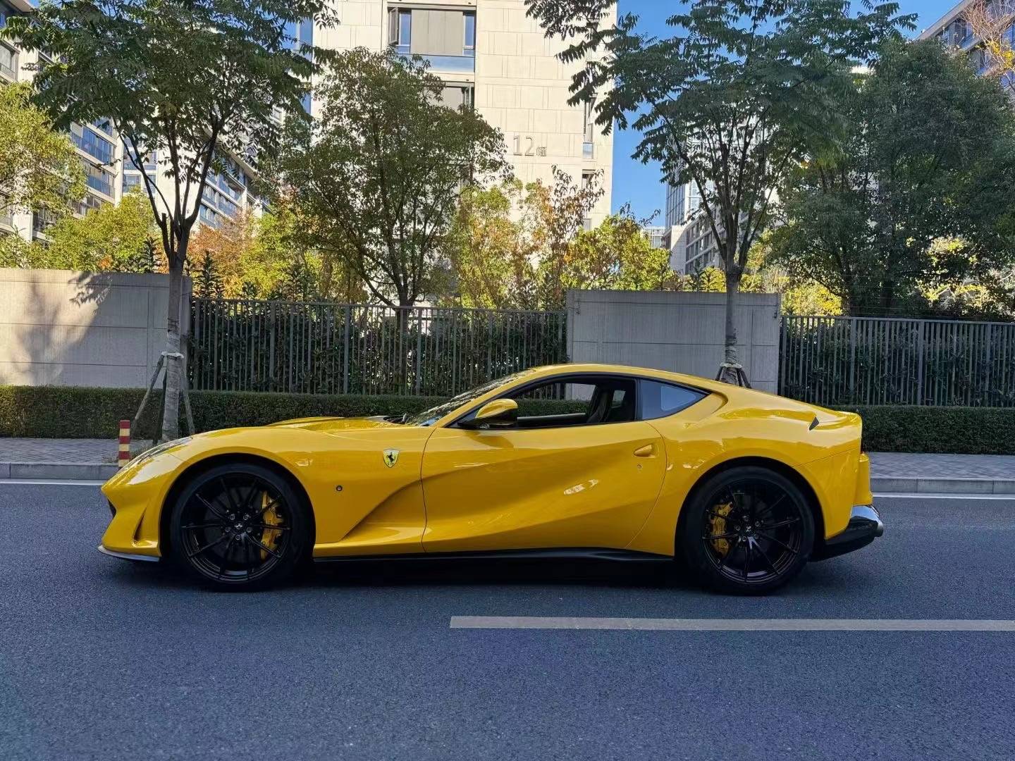 猎装版法拉利812 superfast