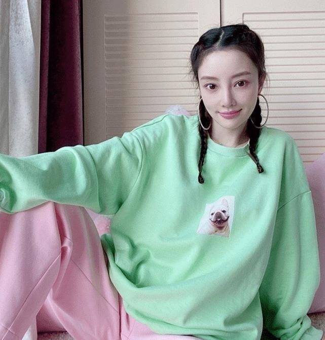 李小璐近照公开, 穿"鞋带裤"勒出优越线条,这位辣妈太有魅力_造型