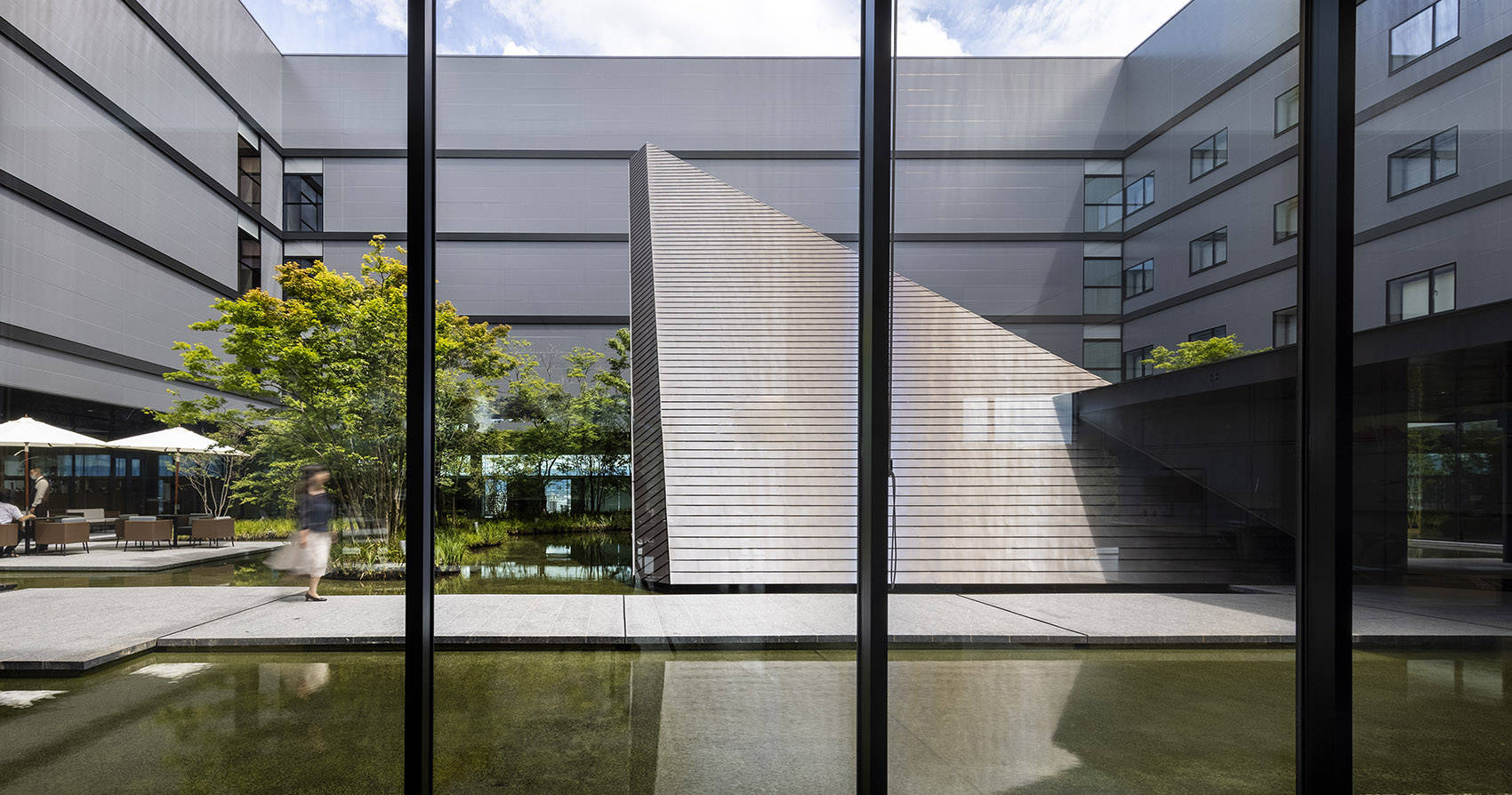 水景▼总平面图和流线分析▼一层平面图▼九层平面图▼剖面图文章来