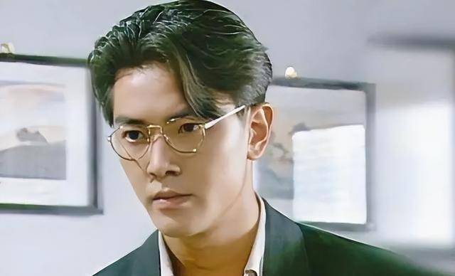 郑伊健出生于1967年,是罗文的长子,从小就对音乐产生了浓厚的兴趣.