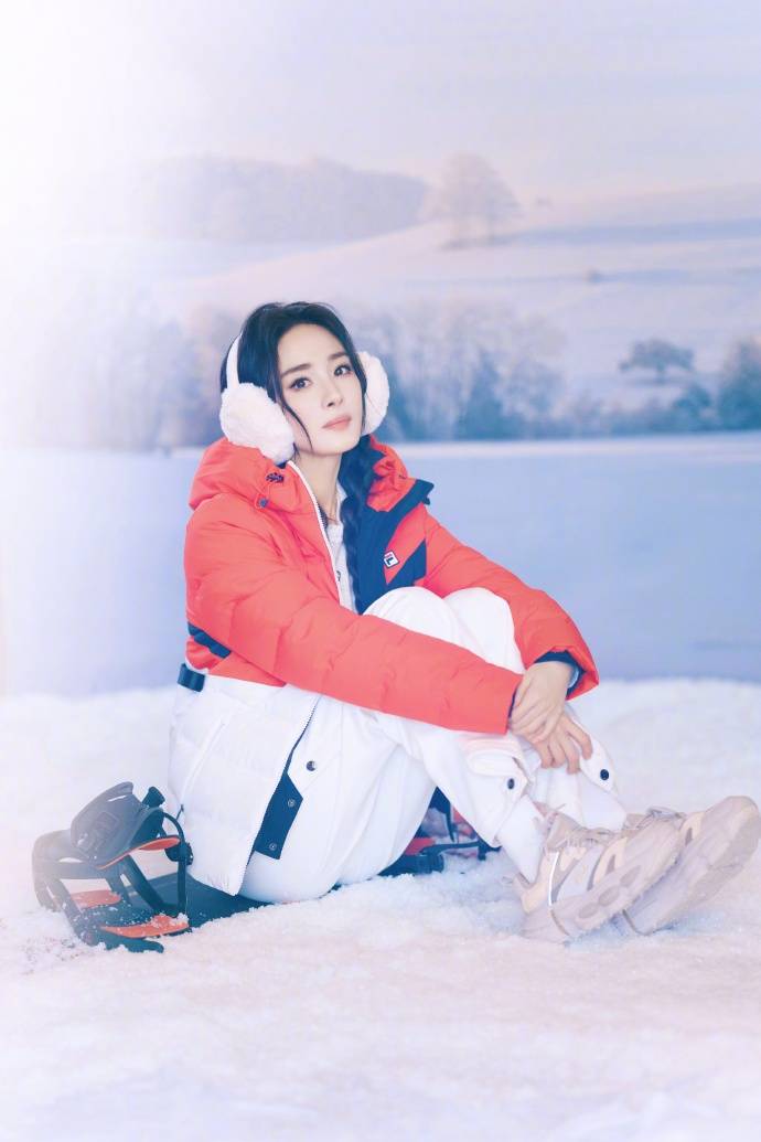 杨幂冬日穿搭:冰雪世界演绎浪漫时尚魅力!_羽绒服_白色_造型