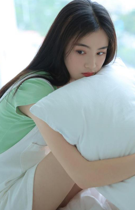 绝味牛仔连体裤,略带青涩的她,有着婴儿肥的俏丽佳人_女孩_时尚_硕果