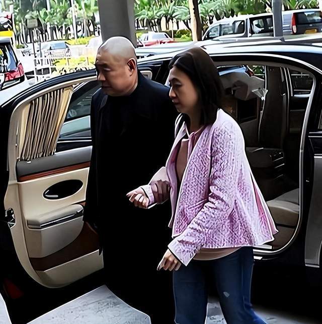 活动,生图弯腰驼背仪态欠佳,陪刘秀桦哈韩追星_刘銮雄_刘秀盈_香港