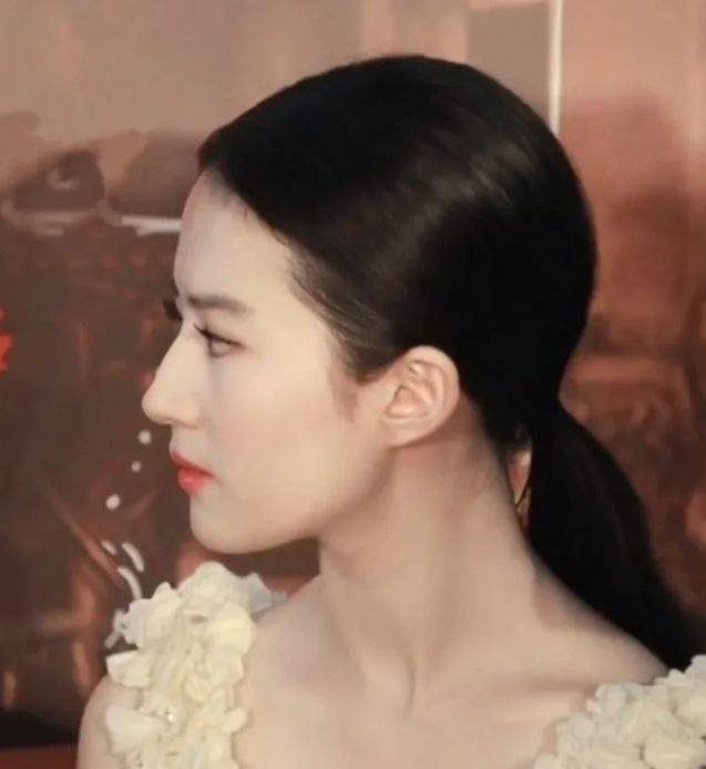 当39岁张靓颖跟36岁刘亦菲站一起,我才彻底明白,什么叫顶级骨相_于适