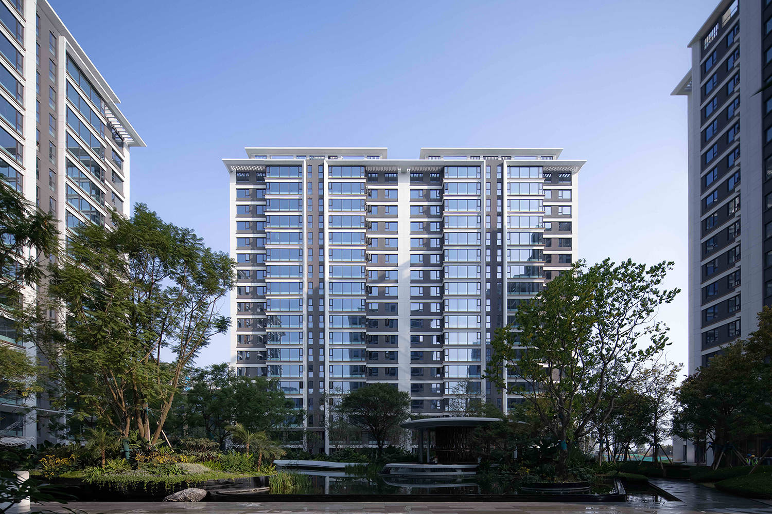 由七栋纯板式小高层住宅组成,每一栋楼均为南北朝向,最大限度的保证了