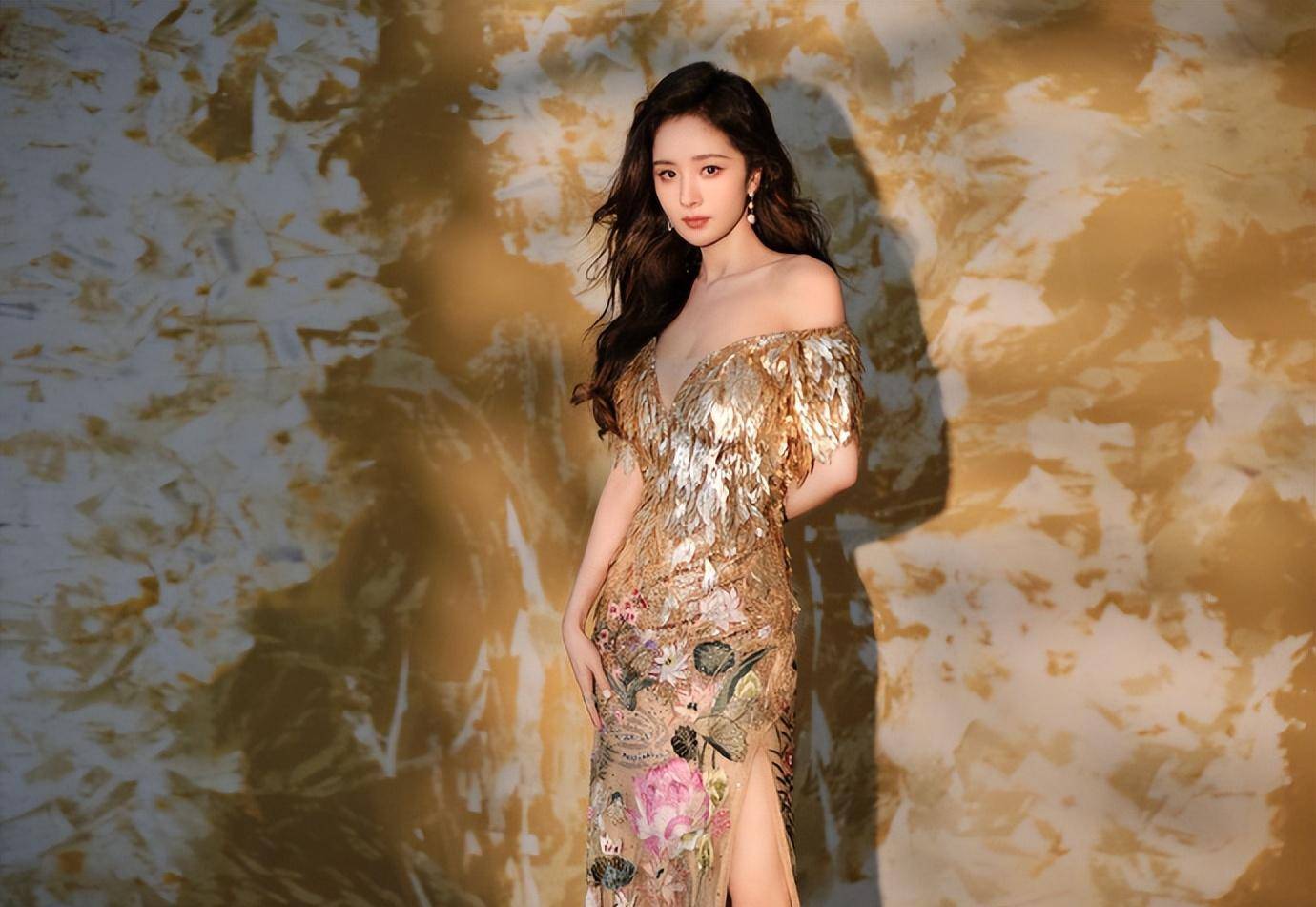 杨幂金色亮片裙将美提升到新高度!西方热情与东方风格的完美结合!