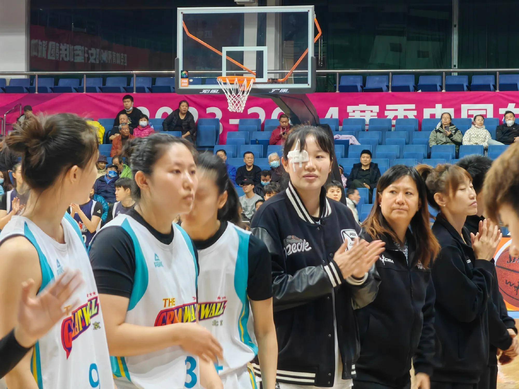 北京女篮刘晶对抗中面部多处受伤!_比赛_布兰迪_担架