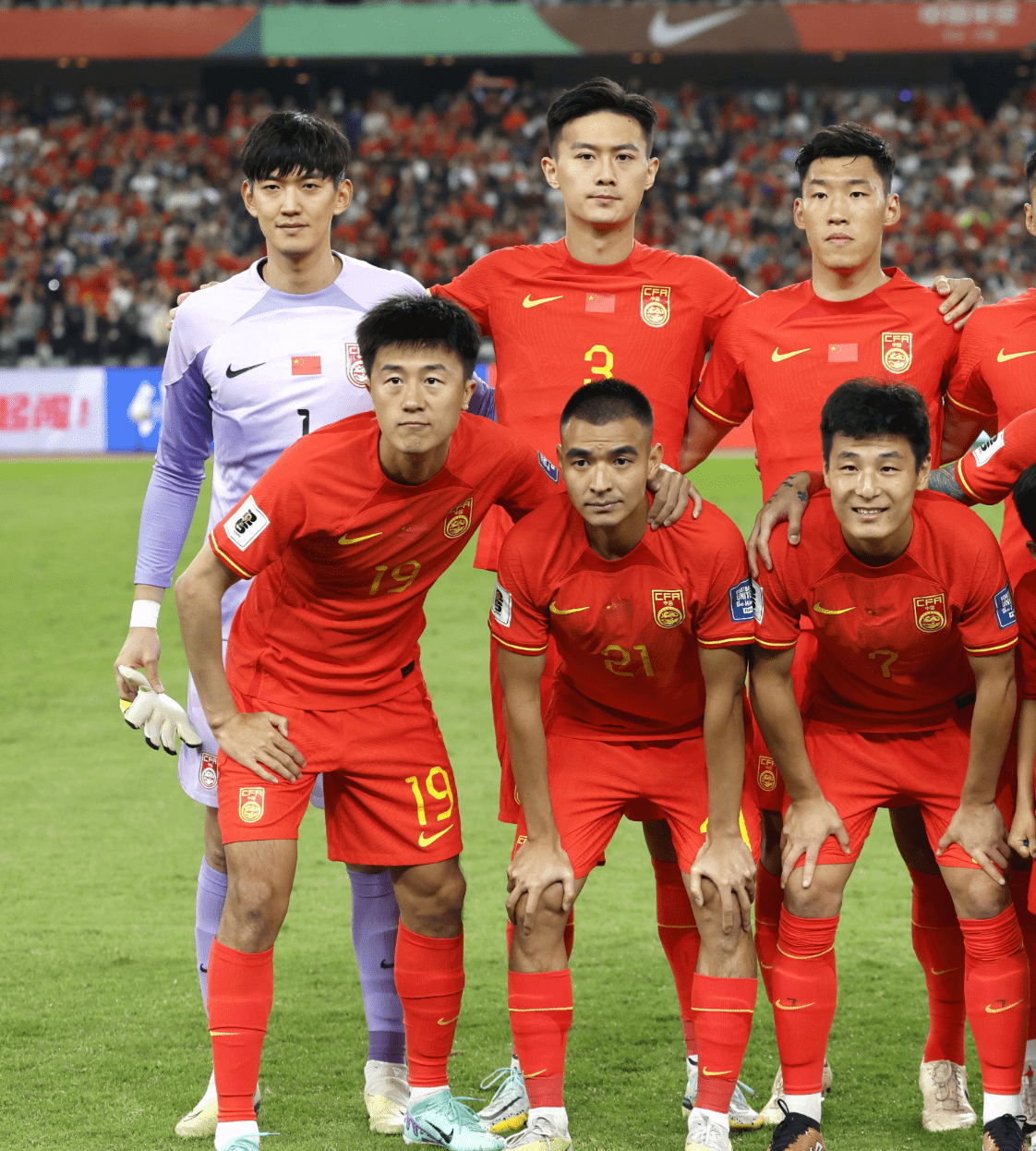 国足暴击一幕 孙兴慜笑着打招呼 国脚表情苦涩鼓励队友抬起头来_刘洋