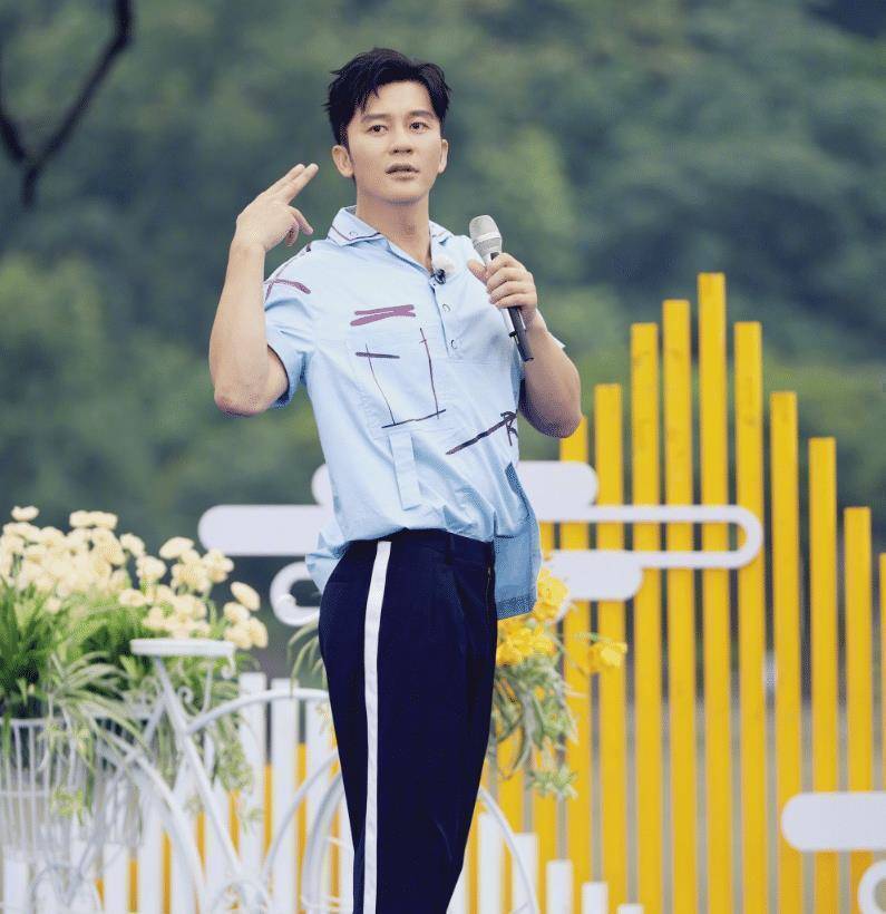 李晨收藏跑男嘉宾名牌,画面切换到名牌,"现男友"名牌却很吸睛_节目