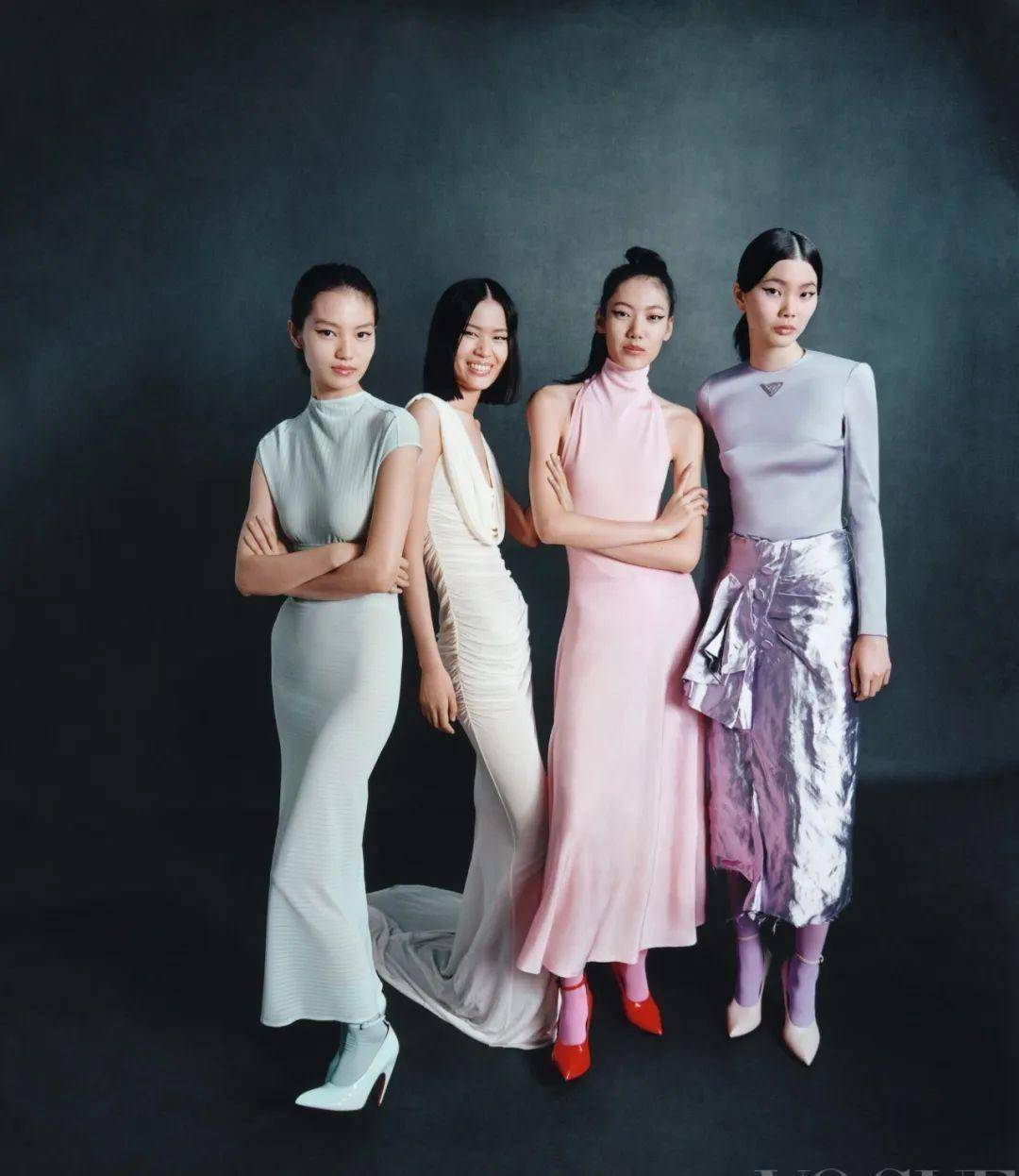 李禾佳:粉色高领连衣裙和高跟鞋,均为ala07a;桃色丝袜 falkesherry