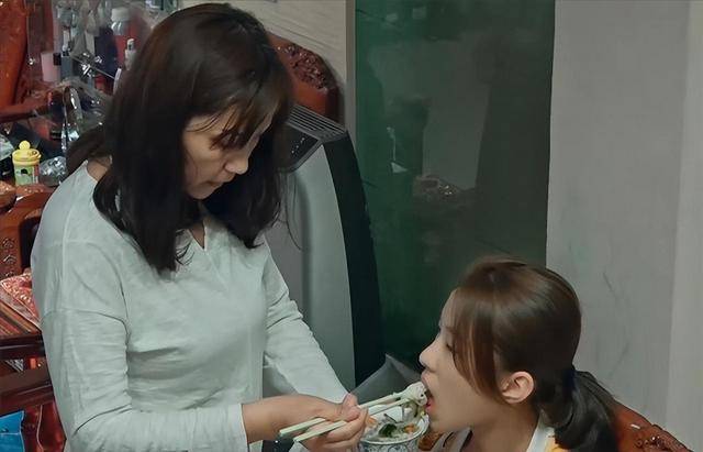 还过分任性,甚至对弟弟动手动脚,他们开始担心刘思琦可能会出现问题