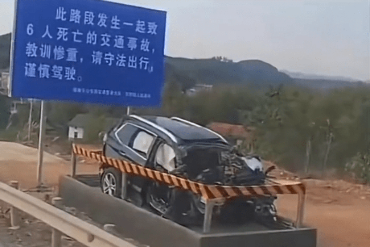 据目击者称,现场景象十分惨烈,越野车上2人当场死亡,4人受伤(后经医院