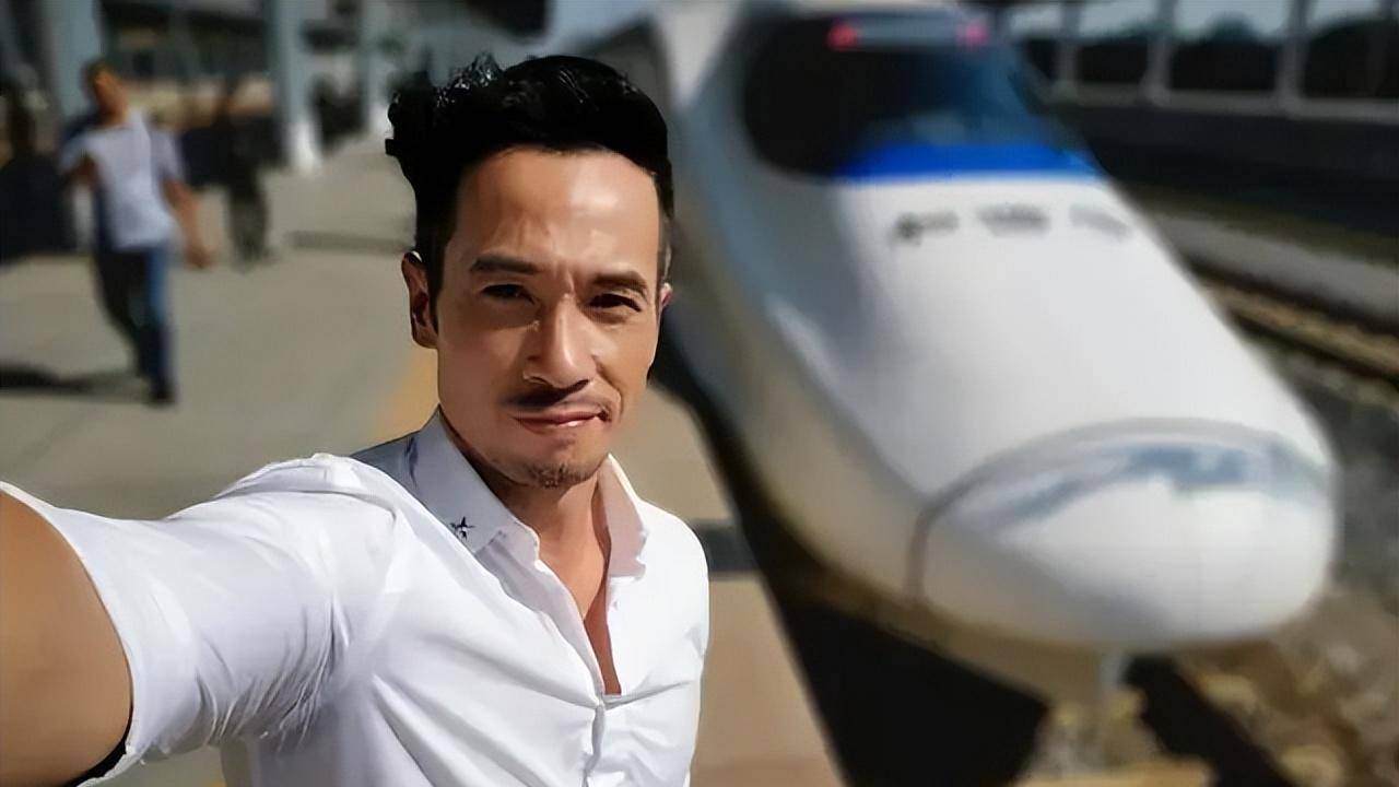 最近,他经常拍摄电视剧.他定期拍摄许多戏剧.电视剧在电视上一一播出.