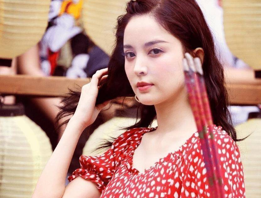 原创《大唐明月》开机,娜扎扎麻花辫少女十足,脸部轮廓却引起热议