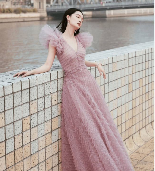 vogue时尚盛会:热巴艳压倪妮李沁周冬雨,于适比易烊千玺龚俊酷_盛典