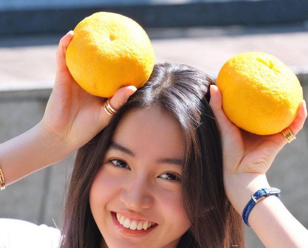 原创今日份木村光希,身穿印花白t与姐姐合照,手拿柑橘清新甜美_对比