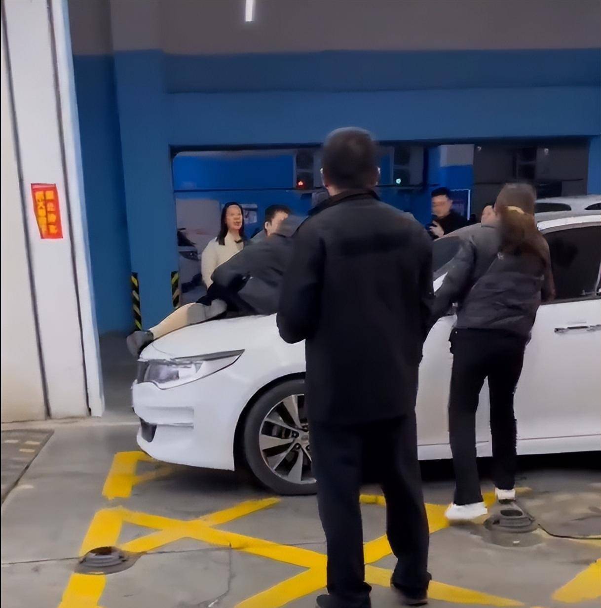 快要出停车场时,路面不平,车子颠簸一下,女孩差点摔下来.