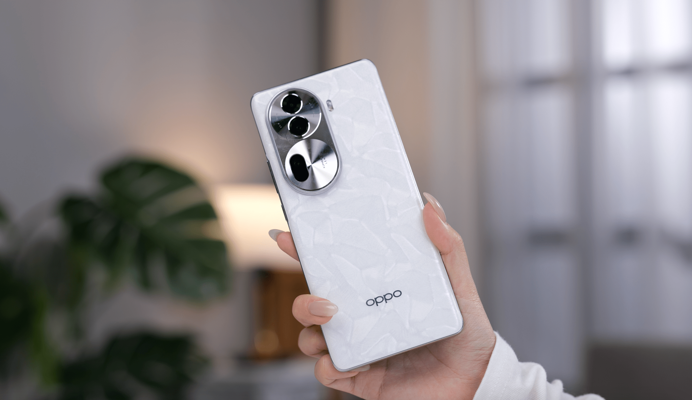 新一代水桶轻旗舰,oppo reno11影像,性能皆出众,外观也很吸睛_月光