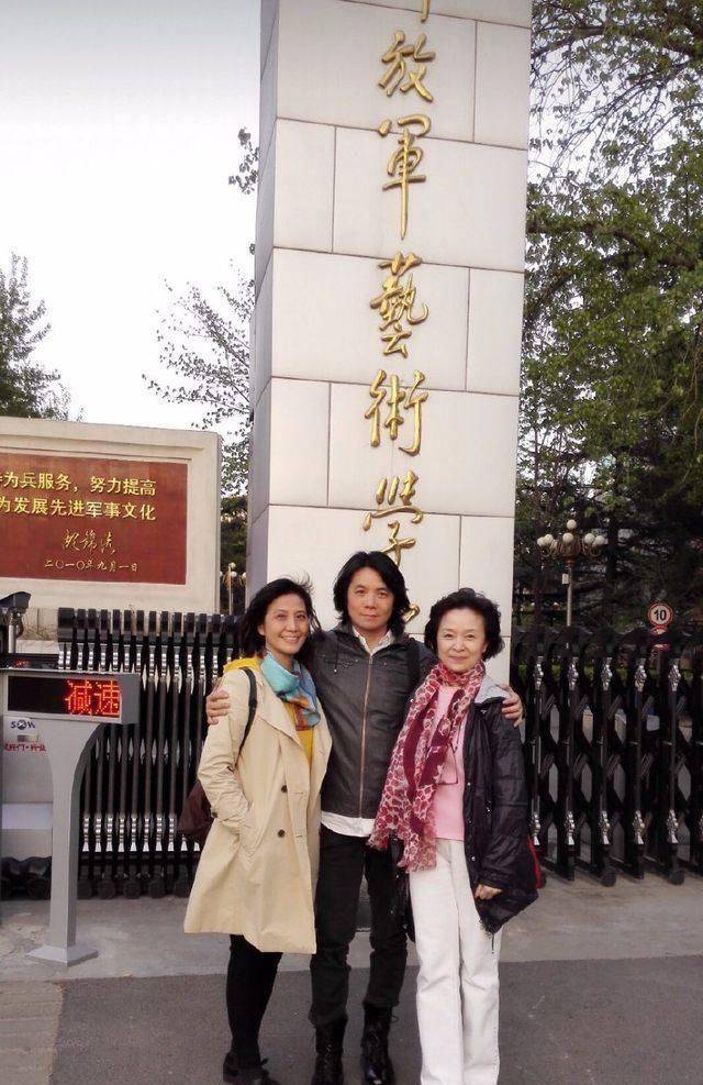 刘莉莉不扮嫩梳经典老人发型,照样美翻!