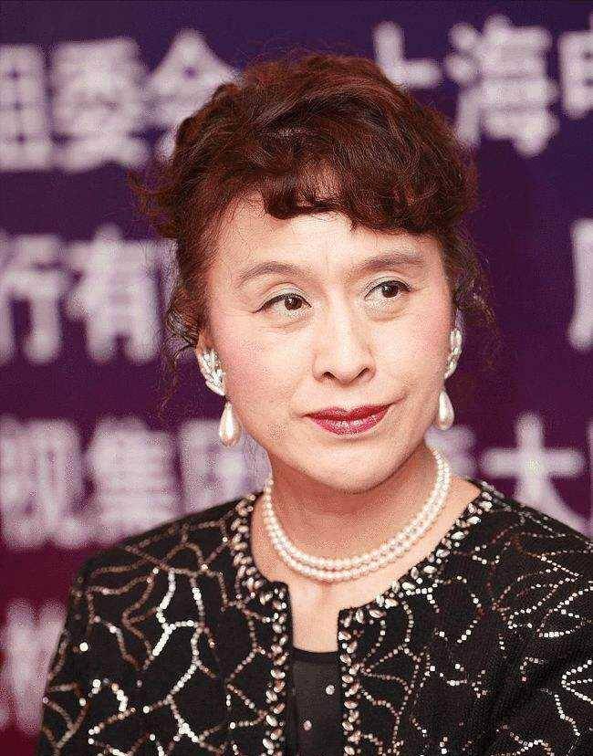 神仙女神慄原小卷:78歲的他喜歡燙髮捲髮,穿西裝