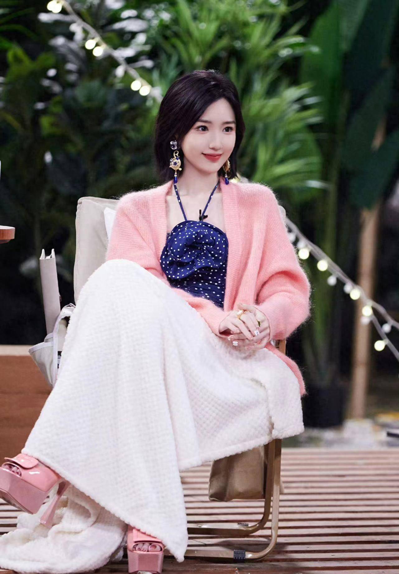 毛晓彤化身真人芭比,甜飒穿搭来袭,小个子也能穿出大气场_衬衫_造型