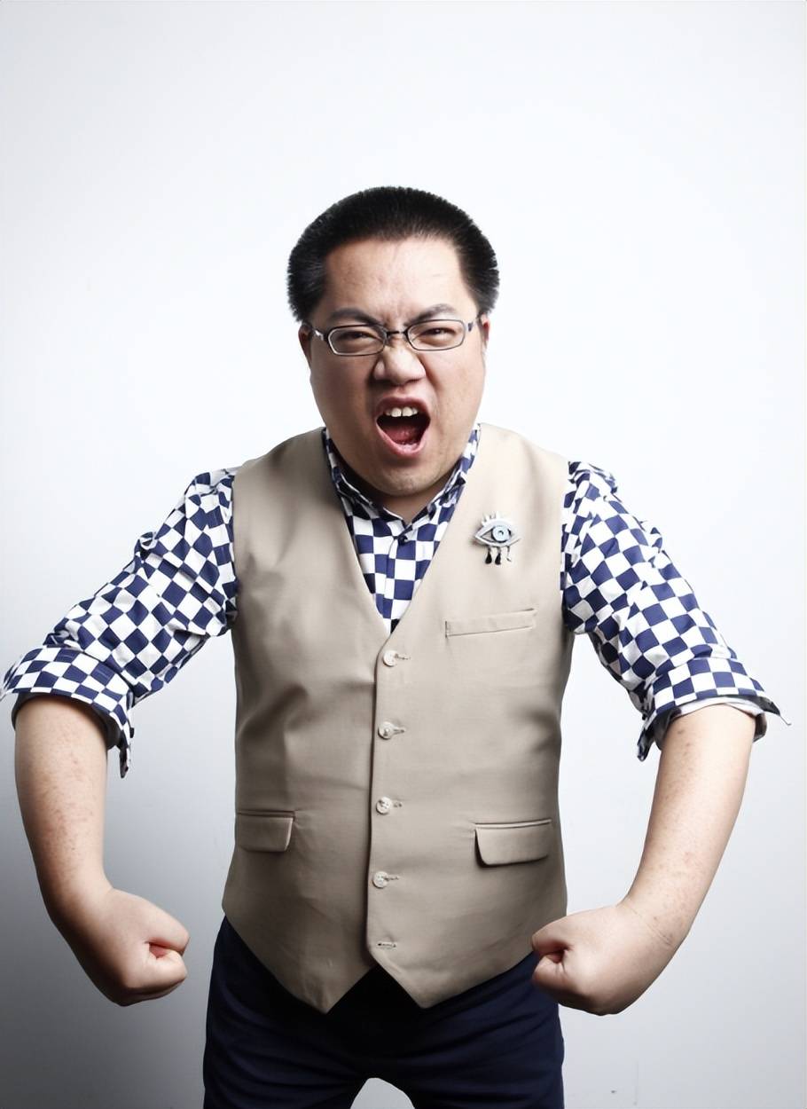 电竞毒奶黄旭东竟也踢足球?小时候差点进军足球行业_解说_观众_栏目