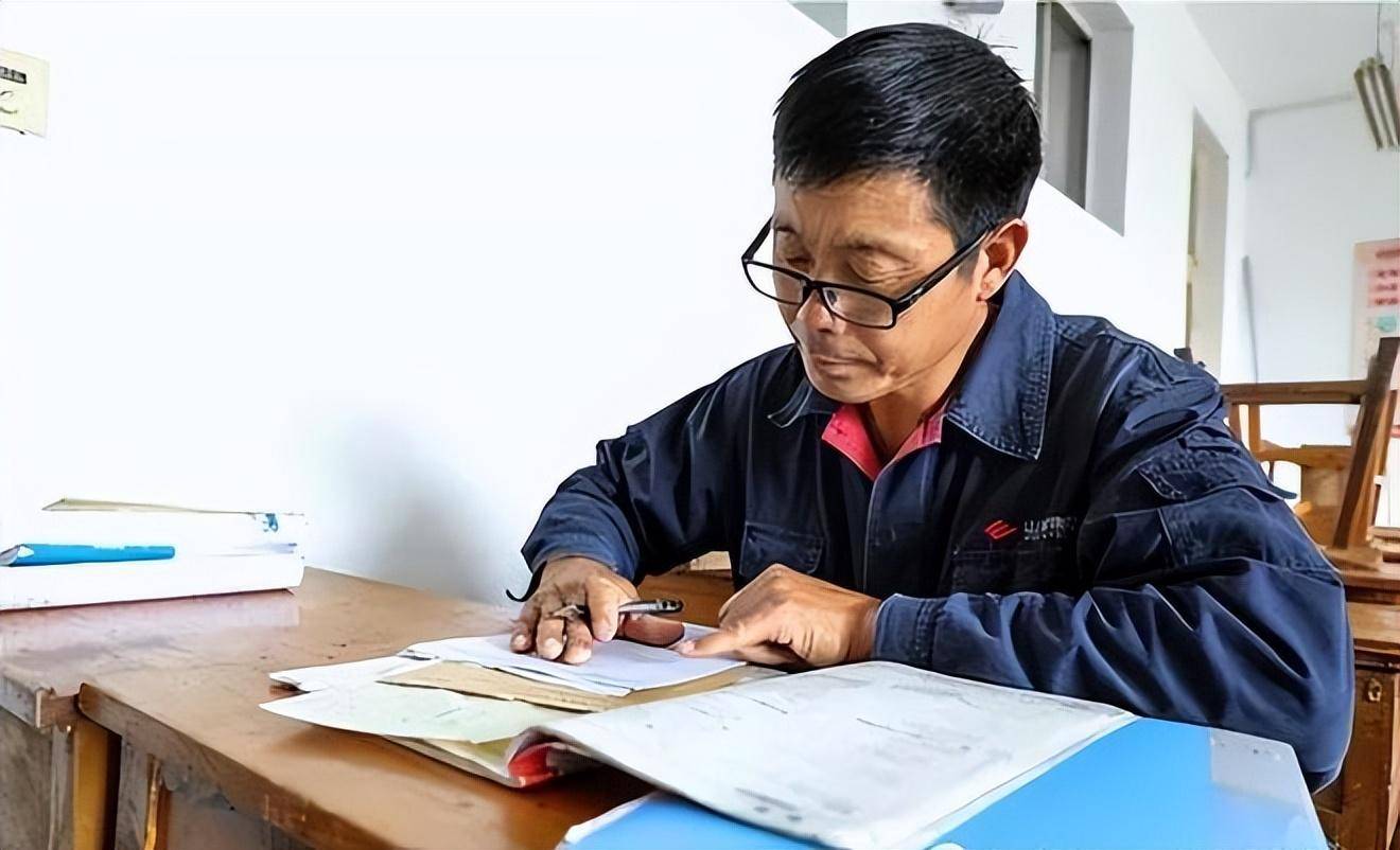 山东51岁大叔,瞒着妻子考上大学,毕业后却无人聘用无奈重返工地_郑华