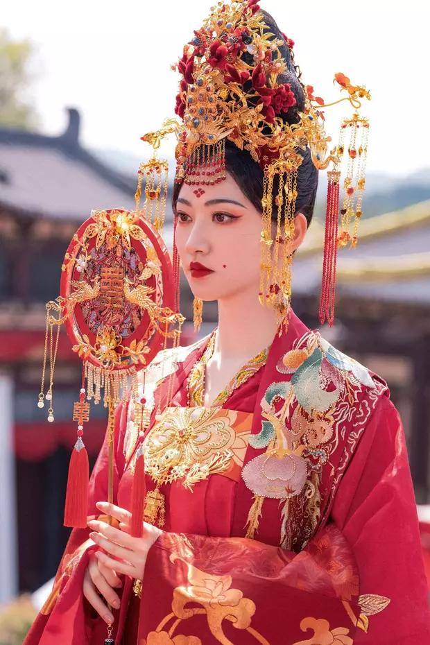 景甜新剧大婚造型曝光,一袭大红色婚服惊艳众人,网友盛赞雍容华贵!
