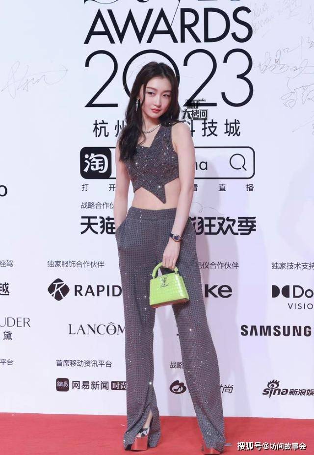 tips4:小个子女生切记不要穿压身高的服饰,像这种高腰裤装就非常显