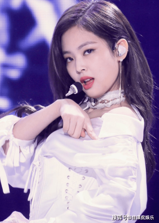 lisa被誉为团队的"万金油",而金珍妮更是blackpink的风格指标和时尚