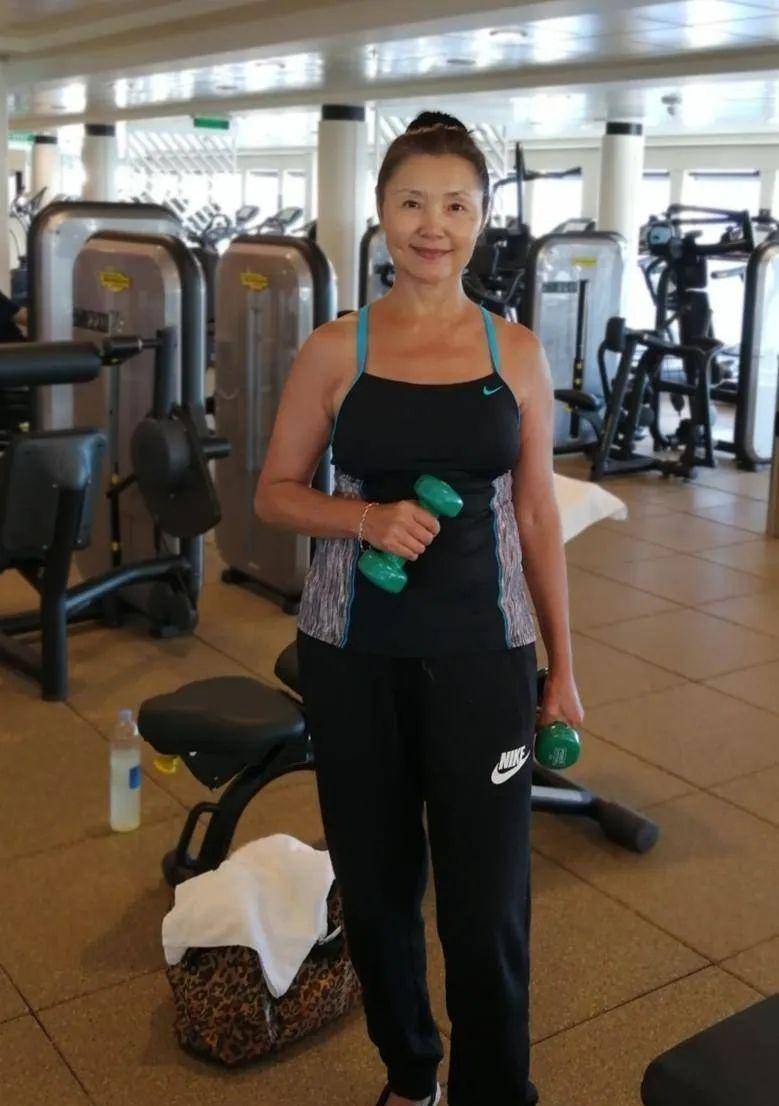 姜黎黎近照给我留下了深刻的印象:穿着简单,头发扎着,七十岁依然优雅