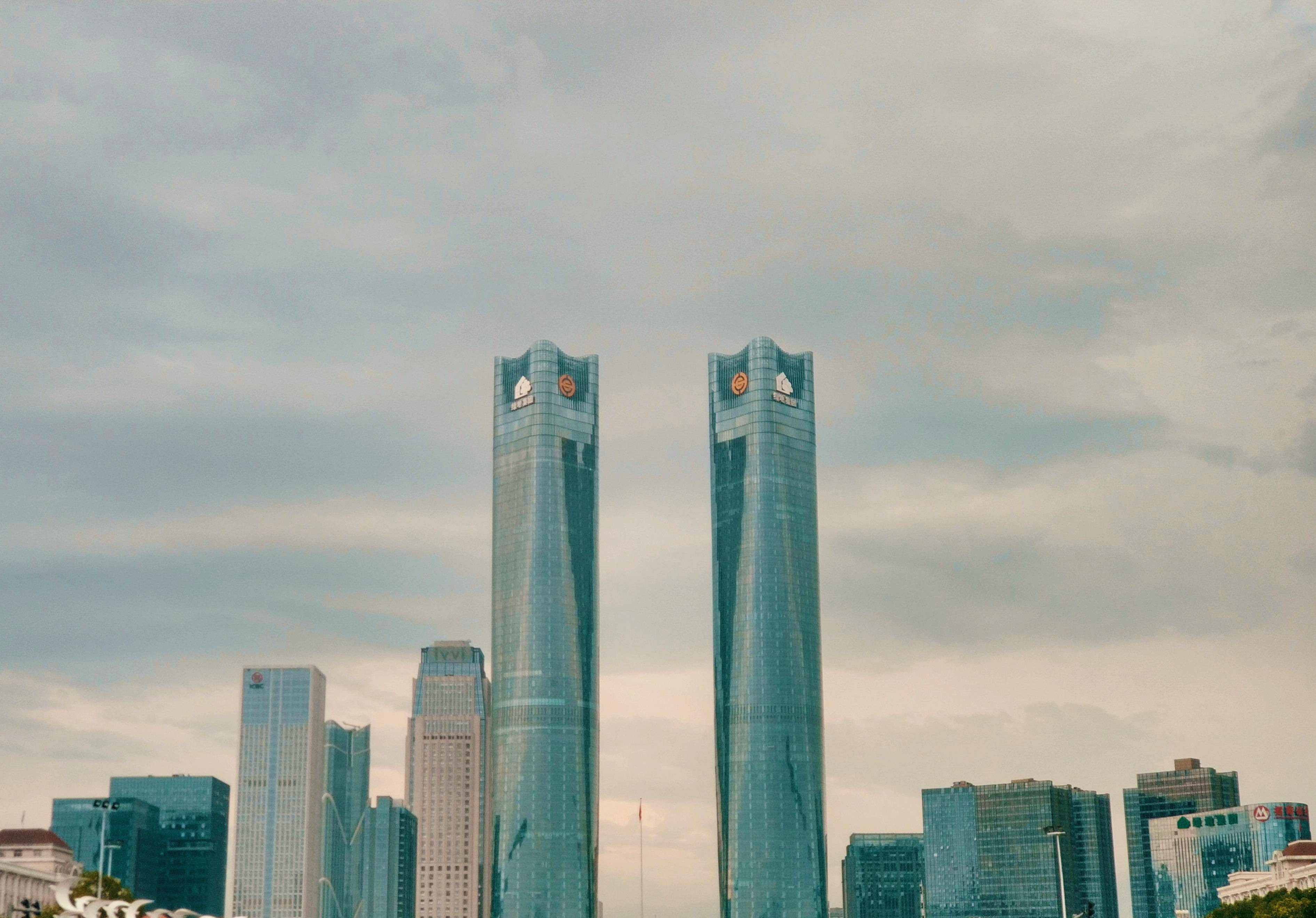 我国最高的双子塔之一,高度均为303米,是江西的代表性建筑之一