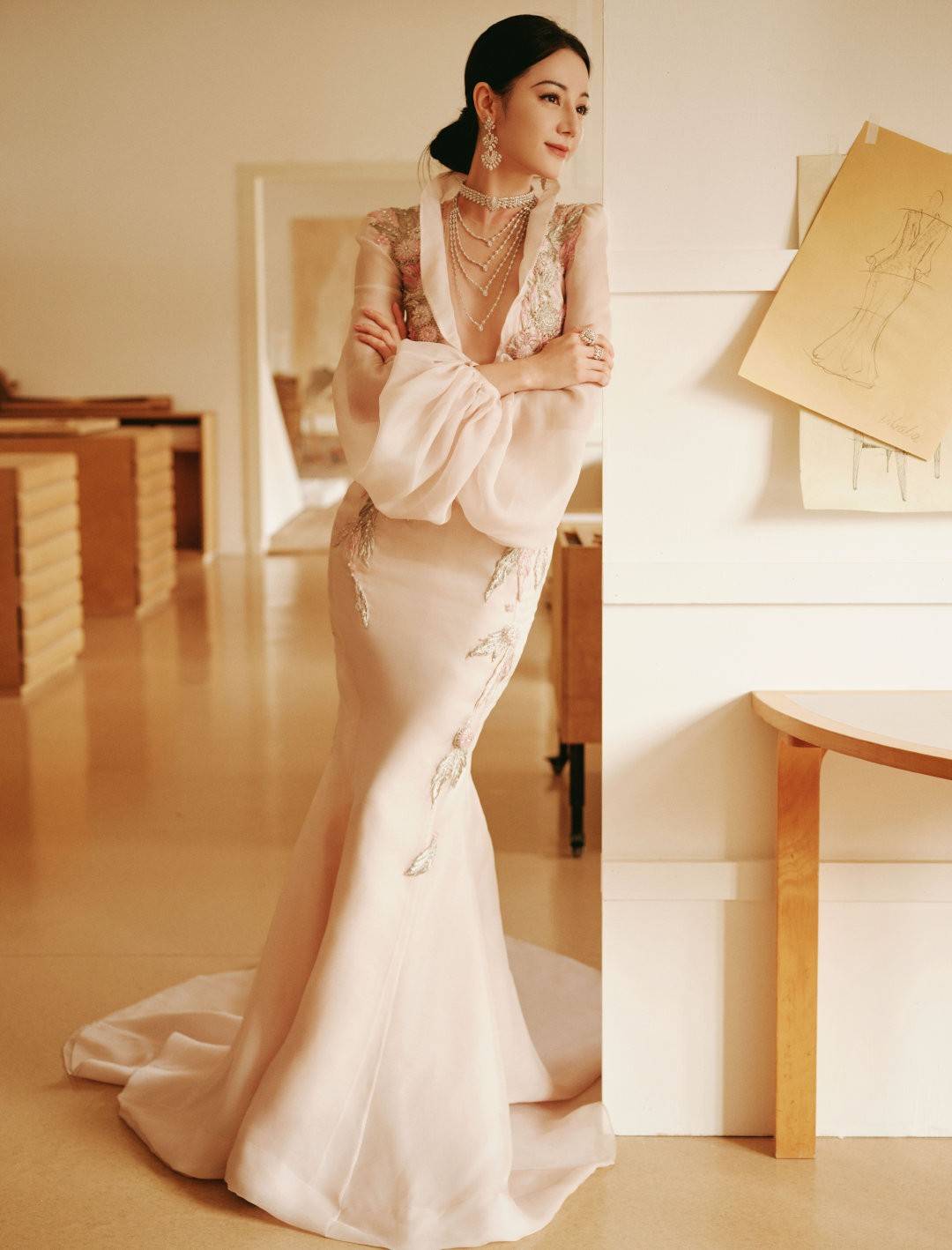 有种尴尬叫周冬雨张子枫玩性感,露了个寂寞,小孩别偷穿大人衣服_身材