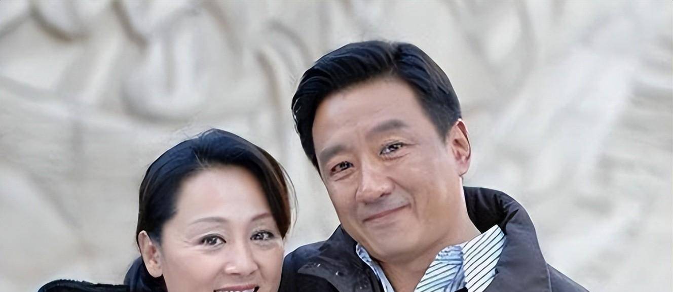"丁勇岱毕业后,被分配到内蒙古话剧团工作,并在那里认识了他的妻子