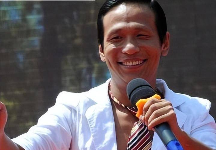 成名后抛弃妻子,转身与年轻粉丝结婚,如今宋小宝过得怎么样了?