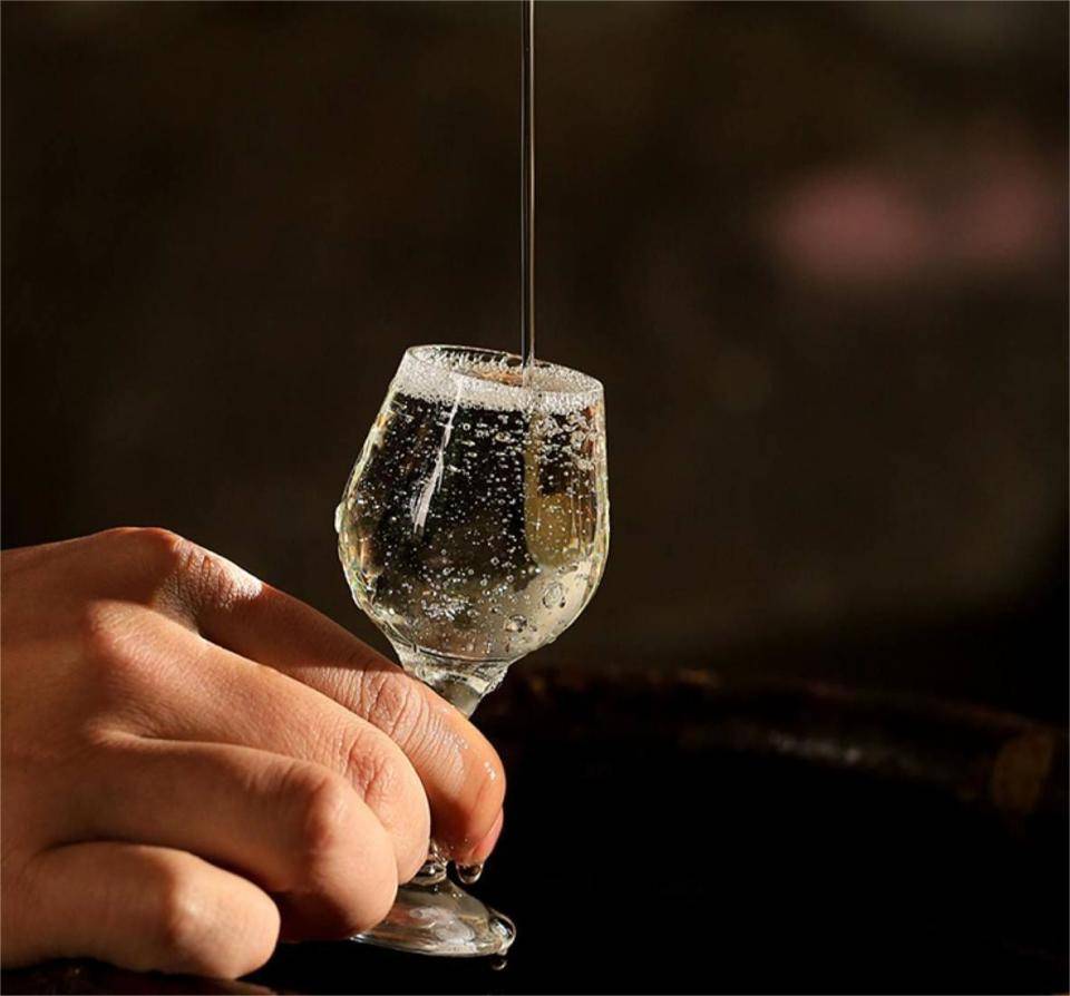 法工艺,顺应天时制曲,投料,酿造过程需要一年,是所有白酒中生产最慢的