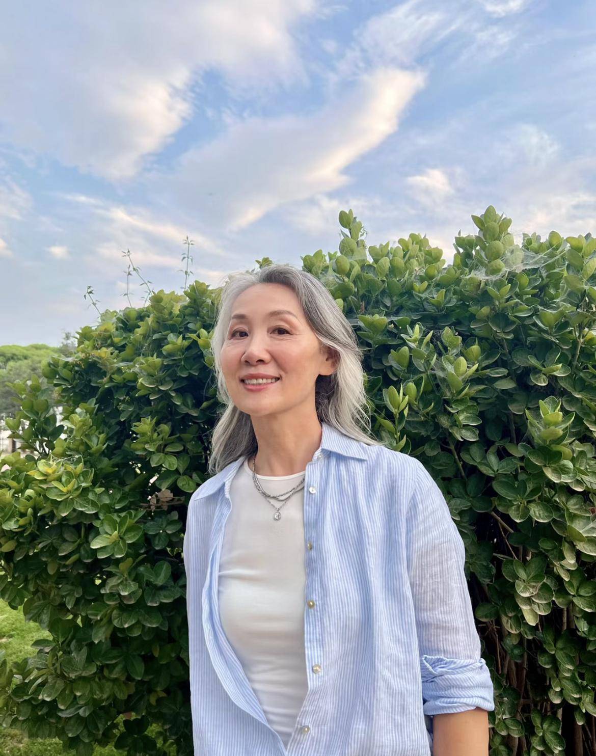 北京一位63岁的老奶奶亲身示范:头发要白,不要轻浮,穿得时尚,要优雅