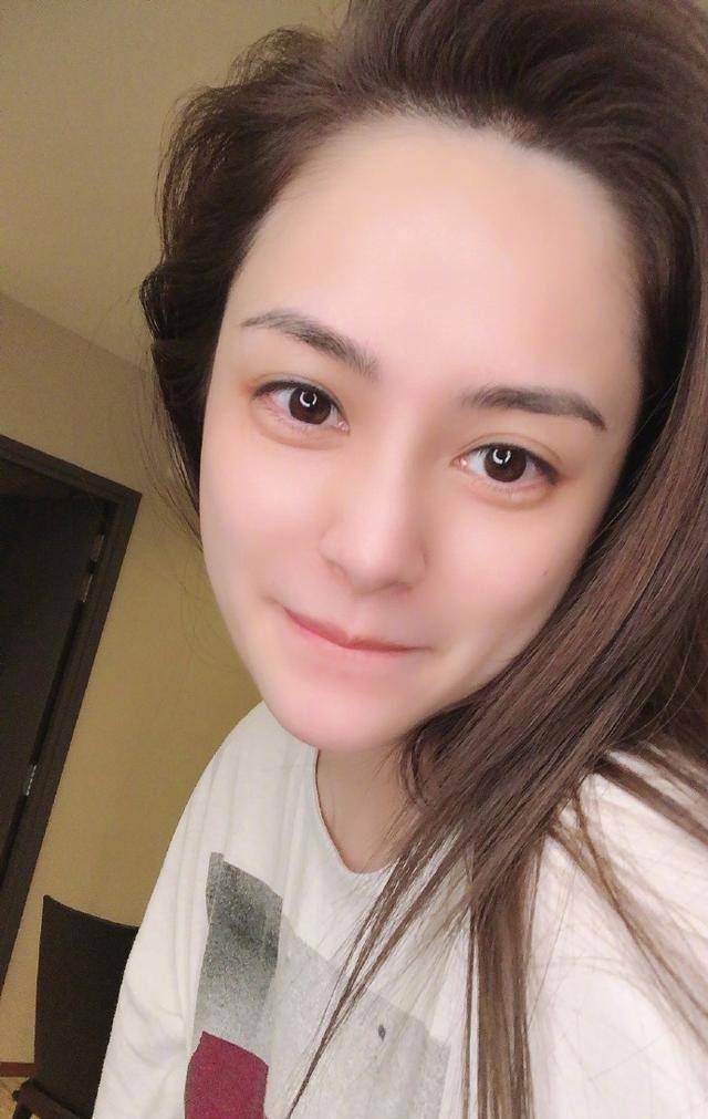 关掉滤镜玩自拍,一次连发18张,咬嘴撩发太诱人_显得_的设计_普通人