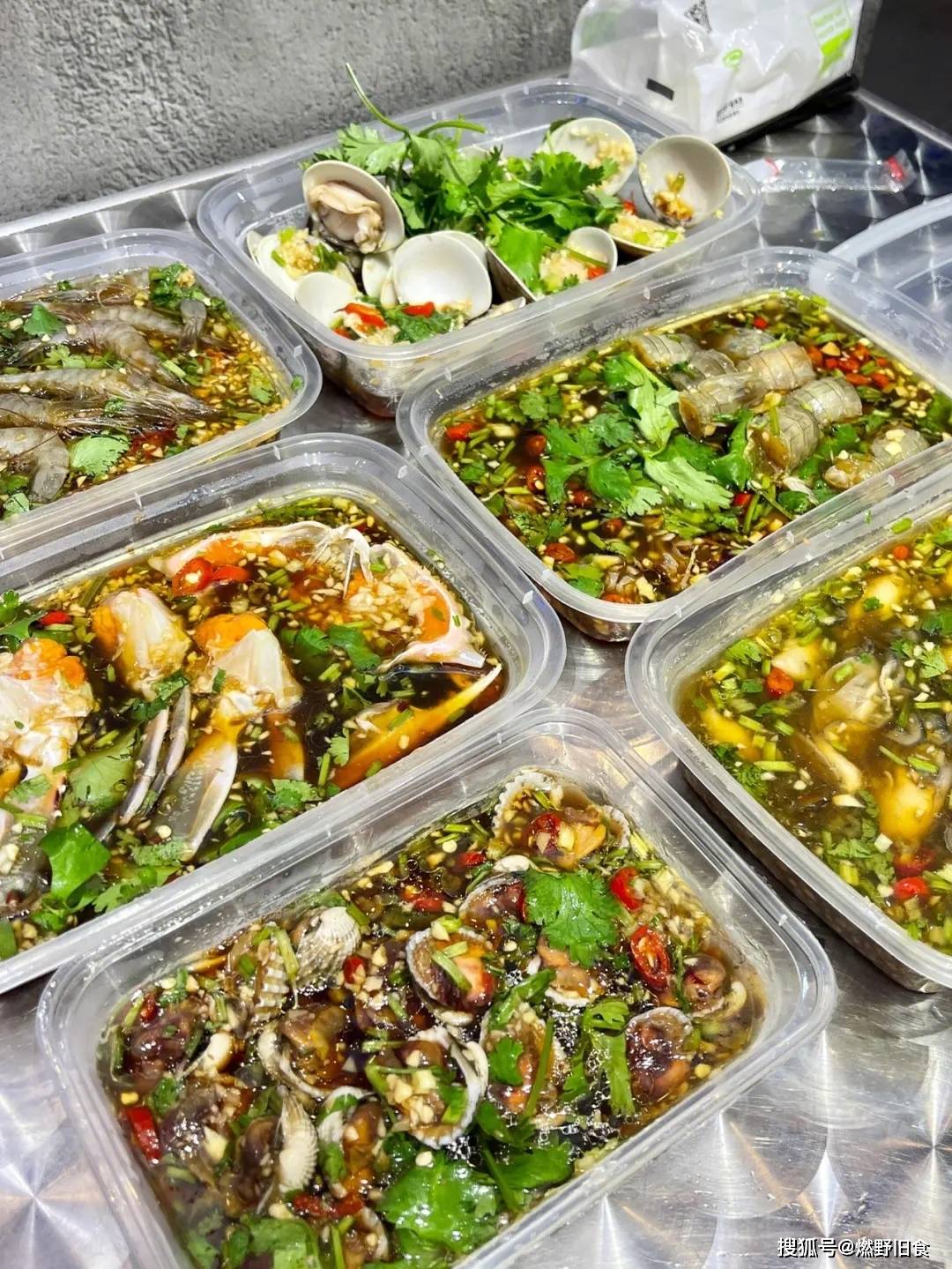 生腌,被称为潮汕"毒药".汕头靠海嘛,对海鲜的喜爱程度自然不用说.