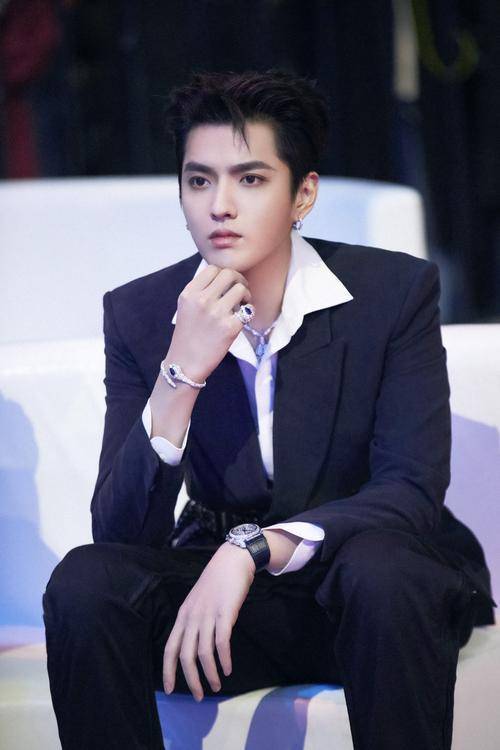 吴亦凡强奸聚众淫乱案二审判决有期徒刑十三年附加驱逐出境_都某_相关