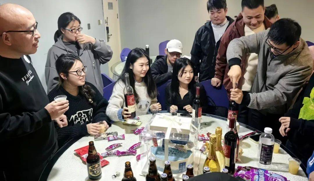 大斌哥送出祝福!结班活动同学们认真做题的样子是最帅的!