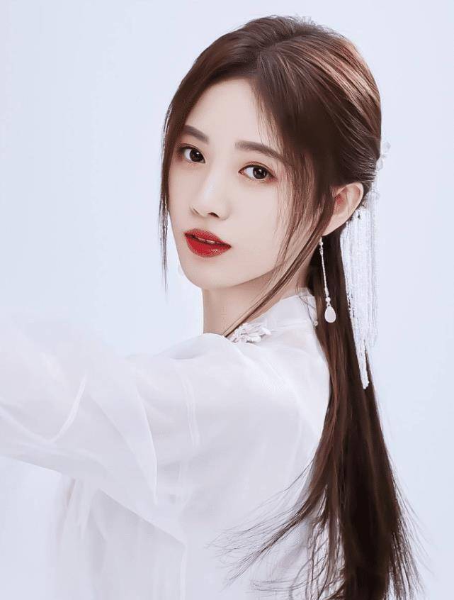 别再说鞠婧祎身高只有159!看到她穿白色长袜照片,全网都沸腾了!