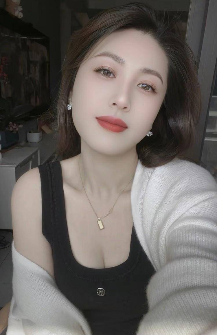 妩媚动人!欣赏精致少妇的精致外貌与自信气质